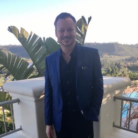 Hi I’m Vincent from Vegas.  Some people call me Vince, Vinnie or Vegas-Vinnie - Picture 11 of 12